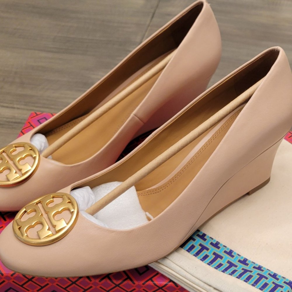 NIB Tory Burch Benton Closed Toe Wedge Royal Tan/Gold Logo Napa Leather